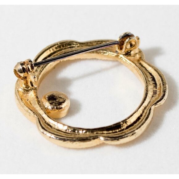 Vintage Gold Tone Textured Circle Scarf Lapel Pin with Red Crystal - Picture 4 of 4